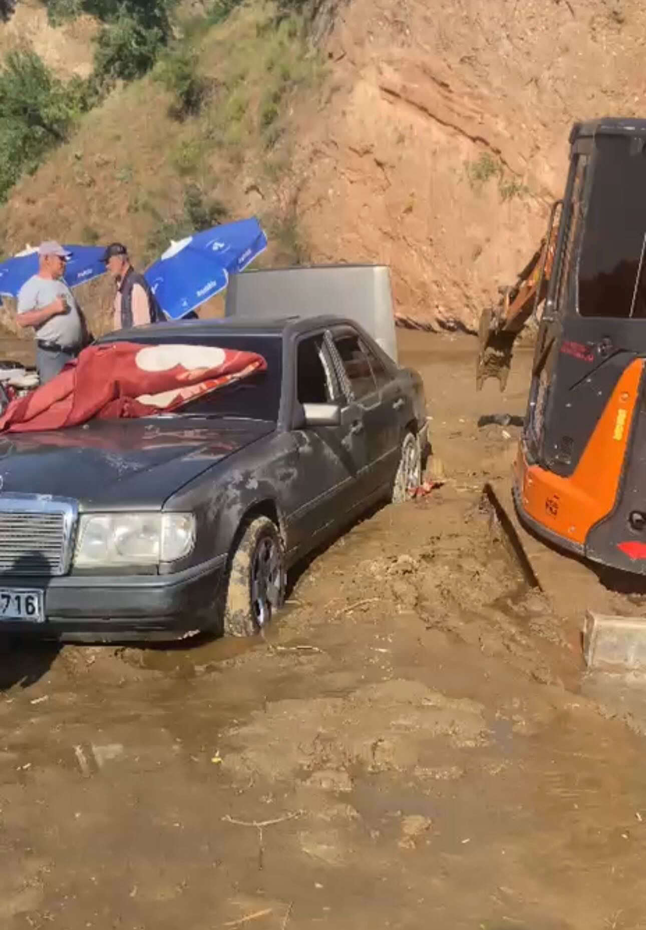Araç çamura battı 
