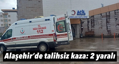 Alaşehir’de otomobilin açılan kapısına motosiklet çarptı: 2 yaralı