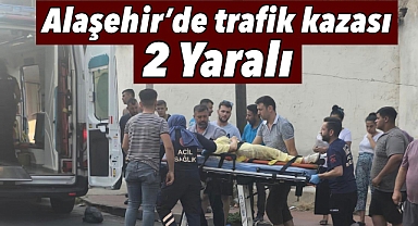 Motosiklet, açılan otomobil kapısına çarptı: 2 Yaralı