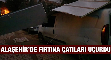 Alaşehir'de Şiddetli Fırtına Çatıları Uçurdu