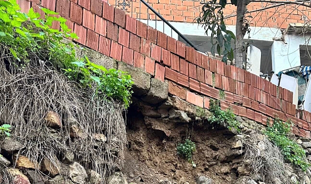 Alaşehir’de Şiddetli Yağışlar İstinat Duvarını Çökertti: Aile Evsiz Kalma Tehlikesiyle Karşı Karşıya