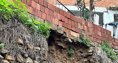 Alaşehir’de Şiddetli Yağışlar İstinat Duvarını Çökertti: Aile Evsiz Kalma Tehlikesiyle Karşı Karşıya