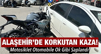 Alaşehir'de korkutan kaza: motosiklet otomobile ok gibi saplandı