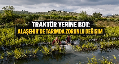 Alaşehir'de İlginç Manzara: Bağlar Sular Altında, Çiftçi Botla İlaçlama Yapıyor